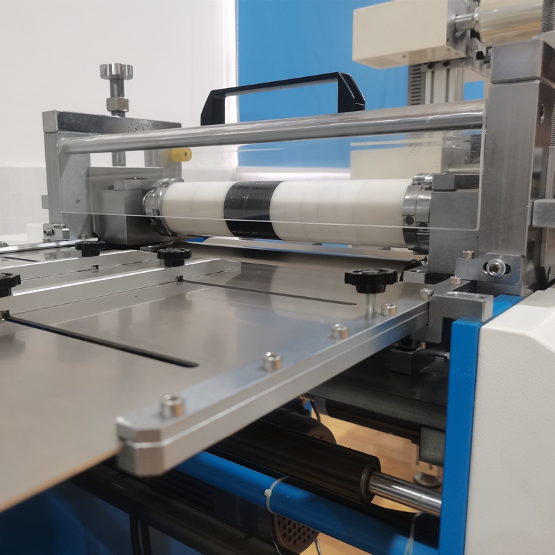 Pabrik Menggunakan Mesin Pemotong Kertas Kiss-cut Plastik